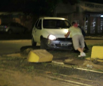 Motorista supostamente embriagado invade canteiro central de avenida 