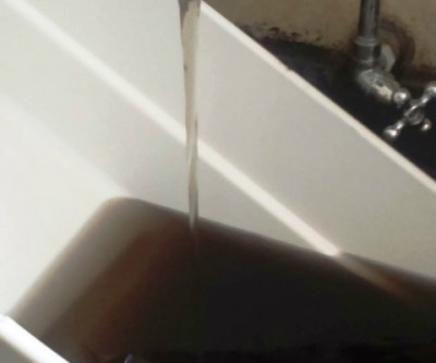 “Água preta” é fornecida pela empresa SANESUL aos seus consumidores 