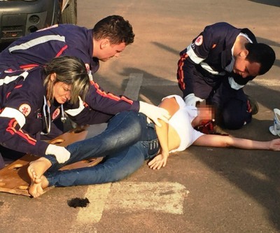 Após acidente, ciclista é arremessada contra para-brisa de veículo no Santa Terezinha 