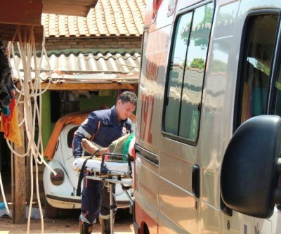Pedreiro que fazia reparos em telhado cai de uma altura de 4 metros 