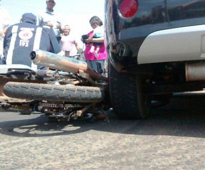 Moto fica com roda embaixo de carro em acidente