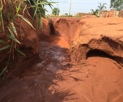  Vazamento de água deixa crateras em ruas de três bairros do município 