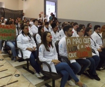 Depois de muita luta, alunos de medicina da UFMS tem aula inaugural no Hospital Auxiliadora
