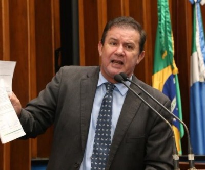 Eduardo Rocha apresenta ofício para que frigorífico de Cassilândia retome suas atividades