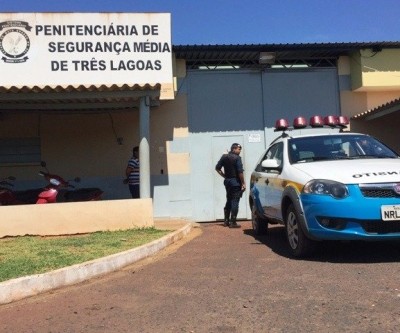 Flagrada tentando entrar com celular em presidio, mulher alega que estava fazendo “apenas um favor”
