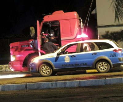 Populares denunciam caminhoneiro embriagado a Polícia Militar