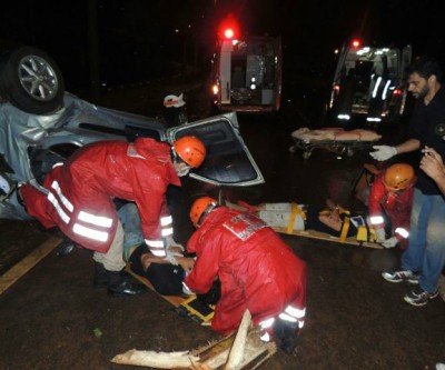 Carro capota e deixa quatro pessoas presas entre as ferragens no perímetro urbano da BR-262
