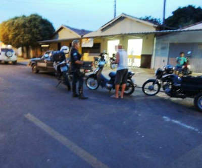Idoso embriagado é flagrado simulando sirene da polícia