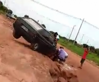 Carro cai em cratera aberta por vazamento de água no bairro Jardim Imperial
