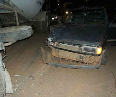 Condutor de veículo Fiat Uno bate em Carreta e foge do local