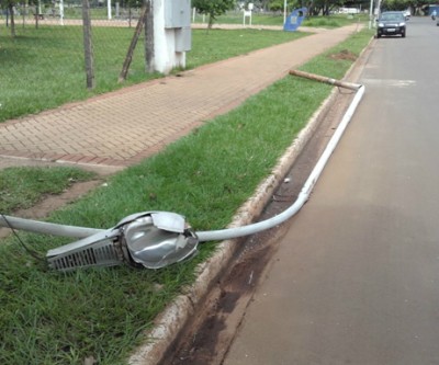 Veículo derruba poste de iluminação na Lagoa Maior e foge do local 
