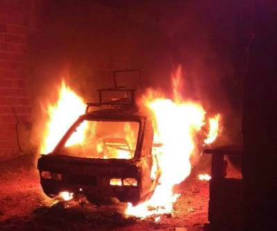 Incêndio destrói veículo no Jardim das Violetas