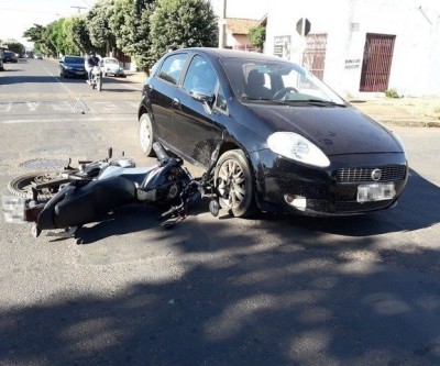 Veículo não respeita preferencial e atinge motociclista em Três Lagoas