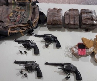 Homens mortos pela polícia estavam com armas e drogas 