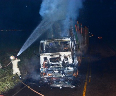 Carreta carregada com eucalipto pega fogo e fica completamente destruída