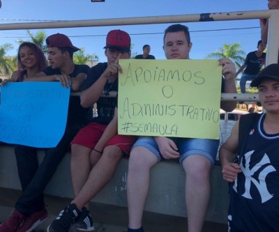 Alunos da rede estadual de Três Lagoas se manifestam a favor da greve dos funcionários do administrativo