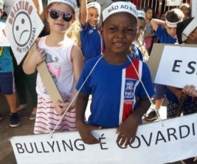 Alunos da Escola Municipal “Júlio Fernandes Colino” participam de passeata contra o Bullying