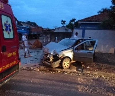Veículo capota em avenida e deixa duas pessoas feridas em Três Lagoas