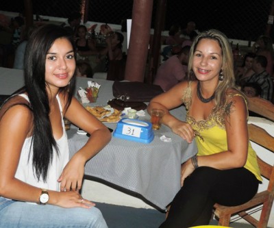 Zé Miguel recebe cantores em noite festiva em seu restaurante no Jupiá
