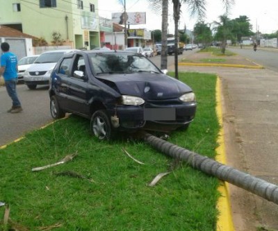 Motorista perde o controle e colide contra palmeira no centro de Três Lagoas