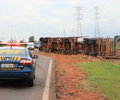 Treminhão tomba na BR-262 após motorista desviar de buraco