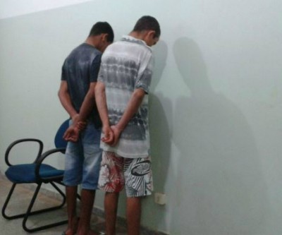 Adolescentes pilotando moto tentam fugir da Polícia, mas acabam apreendidos