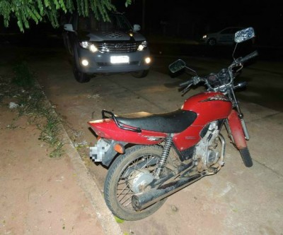 Bandidos abandonam moto furtada após acabar a gasolina 
