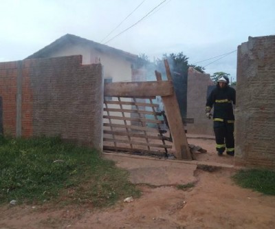 Bombeiros são acionados para conter incêndio em residência