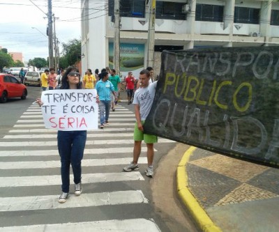 Manifestantes protestam na frente da Prefeitura Municipal de Três Lagoas 