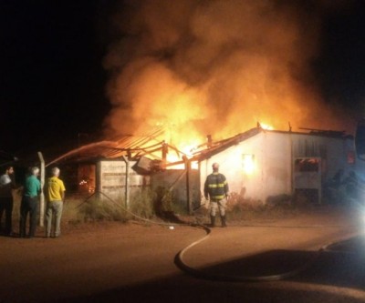 Incêndio nesta madrugada deixa cerâmica parcialmente destruída