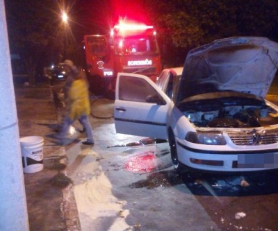 Carro é incendiado em avenida de Três Lagoas durante a madrugada 