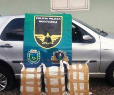Motorista tenta atropelar policiais e acaba preso após carro capotar