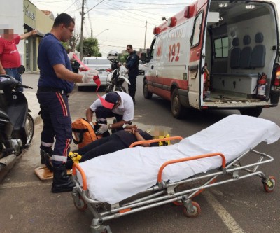 Motociclista não percebe carro estacionando, colide na traseira e é socorrida pelo SAMU