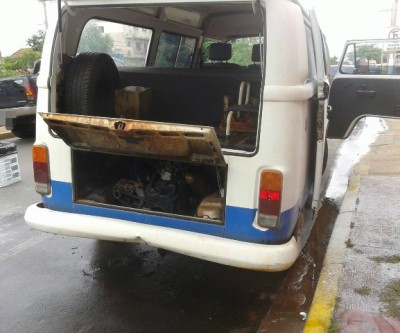 Kombi da prefeitura pega fogo enquanto transportava pacientes com problemas de locomoção