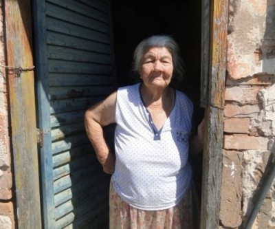 Sem banheiro, idosa de 84 anos é obrigada a fazer necessidades no quintal
