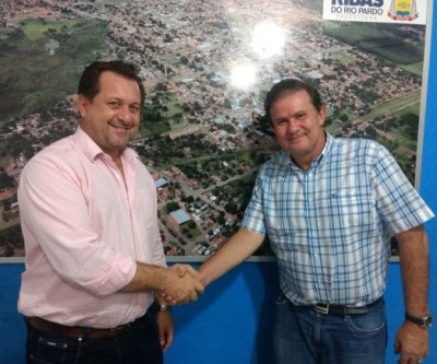 Eduardo Rocha recebe apoio do prefeito, Paulo Tucura, de Ribas do Rio Pardo