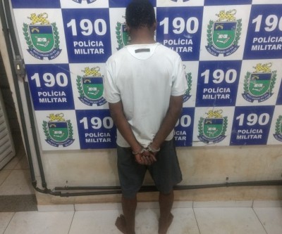 Armado com pistola de cola quente, homem rouba celulares e bicicleta de duas jovens