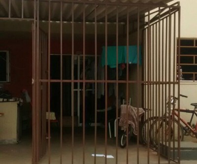 Moradora do Novo Oeste é intimada por sindica a retirar grades que cercam seu apartamento 