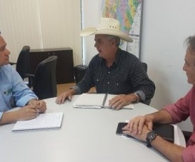 Prefeito Angelo Guerreiro busca apoio para funcionamento de laticínio em Arapuá
