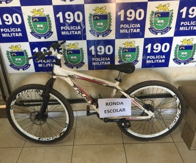 Bicicleta possivelmente furtada é recuperada após denúncia de diretora de escola