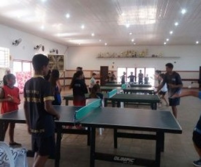 Alunos da SEJUVEL vencem torneio de tênis de mesa em Três Lagoas