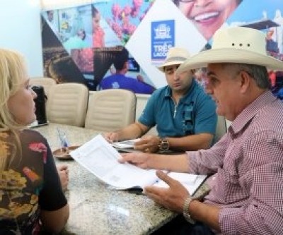 Prefeito de Três Lagoas recebe diretora da EMEC “Antônio Camargo Garcia”