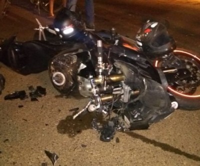 Acidente grave entre moto e carro deixa mulher com fratura exposta e duas crianças feridas