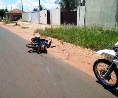 Fios de telefonia caídos em via pública por pouco não causam a morte de motociclista 