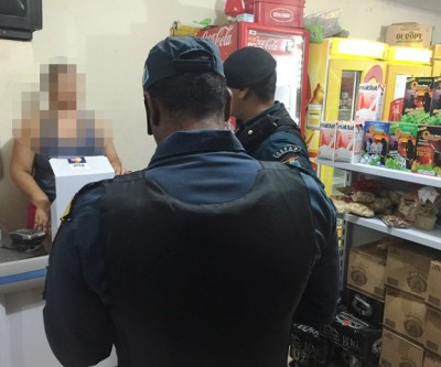 Criança de 2 anos presencia assalto contra os pais em conveniência