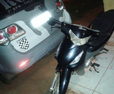 Polícia procura por dono de moto que foi encontrada abandonada em terreno 