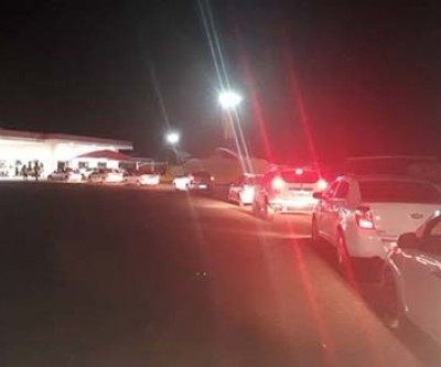 Fila gigante no último posto com combustível em Ilha Solteira