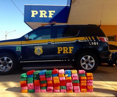 Com 75 quilos de cocaína escondidos em carro, técnica de enfermagem é presa