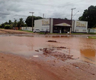 Chove e lama que se forma no bairro Vila Alegre torna região intransitável