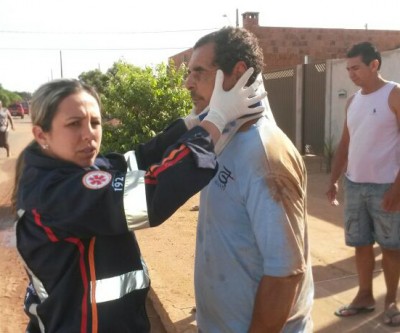 Homem em Shineray cai da moto e é socorrido pelo SAMU 